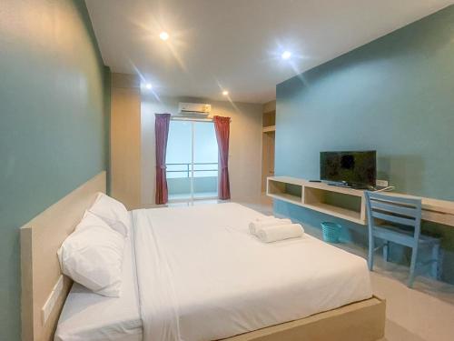 Ban Bo HanHop On Phuket的一间小卧室,配有床和窗户