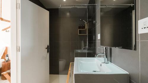 马富施Lea Spa Hotel的一间带水槽和淋浴的浴室