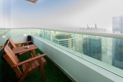 迪拜Skyview Host的市景阳台的椅子