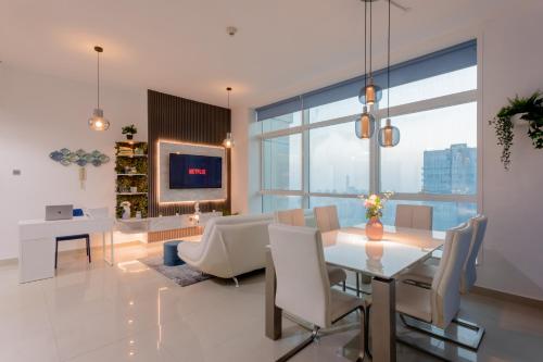 迪拜Skyview Host的用餐室以及带桌椅的起居室。