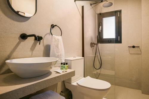 斯卡拉斯卡拉旅馆的一间带水槽、卫生间和淋浴的浴室