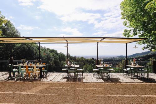 Alzano LombardoAGRITURISMO CA' FENILE的一个带桌椅的天篷用餐区