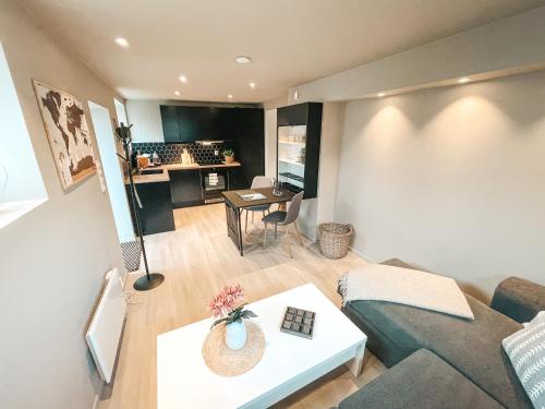 RishaugenUnik liten leilighet i Stamsund, midt i Lofoten的客厅配有沙发和桌子