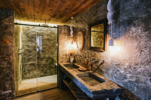 Alzano LombardoAGRITURISMO CA' FENILE的一间带水槽和淋浴的浴室
