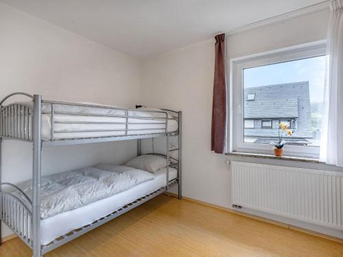 VelmedeModern Apartment in Velmede with Private Terrace的一间卧室配有双层床和窗户。