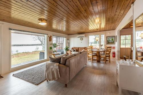 罗瓦涅米Lapland Sunrise Cottage with lakefront Sauna的客厅配有沙发和桌子