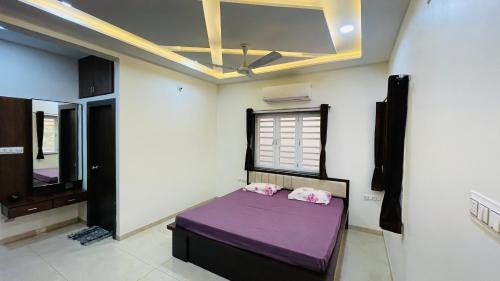 Luxurious 3 BHK Villa In Bhuj - Shivani Homestay客房内的一张或多张床位