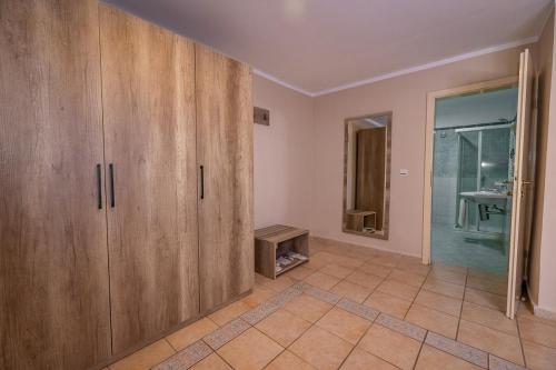 班珠尔Ocean Bay Hotel & Resort的客房设有木制橱柜和浴室。