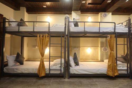 瑞诗凯诗Perfect Stayz Aiims - Hotel Near Aiims Rishikesh的客房内的两张双层床