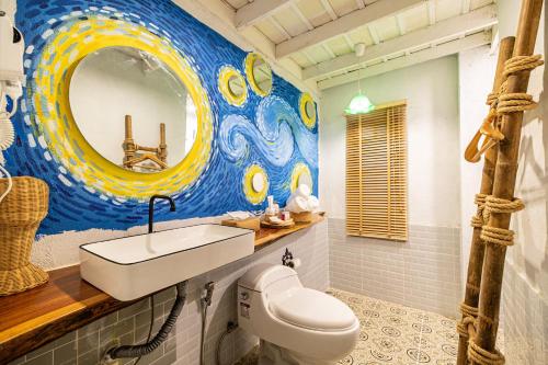 廊开Silsopa Hostel的一间带水槽、卫生间和镜子的浴室