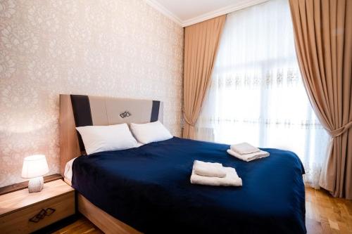 巴库Просторная квартира Баку的一间卧室配有蓝色的床和2条毛巾