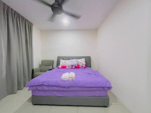 瓜拉雪兰戈Double Storey Sweet Home 12pax @ Puncak Alam的一间卧室配有一张紫色的床和吊扇