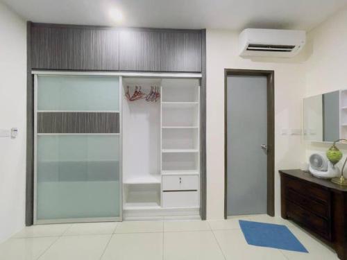 瓜拉雪兰戈Double Storey Sweet Home 12pax @ Puncak Alam的浴室设有壁橱、玻璃门和镜子
