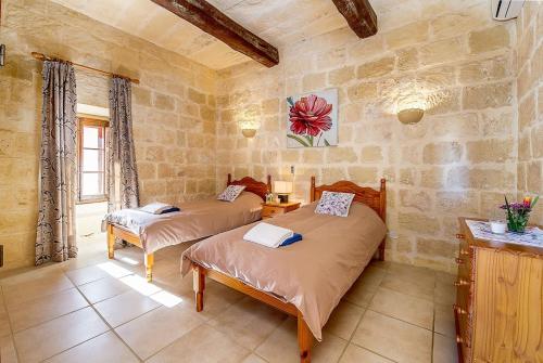 BirbubaPonderosa Holiday Home的石头客房设有一间带两张床的卧室