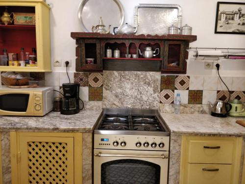 杰迪代Dar Nadia的厨房配有炉灶和微波炉。