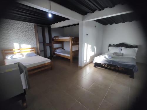 瓜塔佩Hotel Estaciones的一间客房配有两张床和两张双层床。