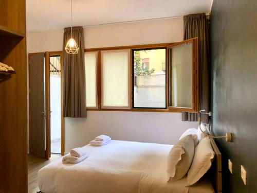 米兰RELSTAY - Amendola的卧室配有白色的床和窗户