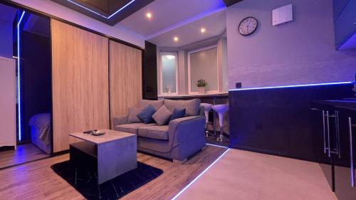 阿斯隆#1 TGHA Luxury Studio Apartment in Athlone的客厅配有沙发和桌子