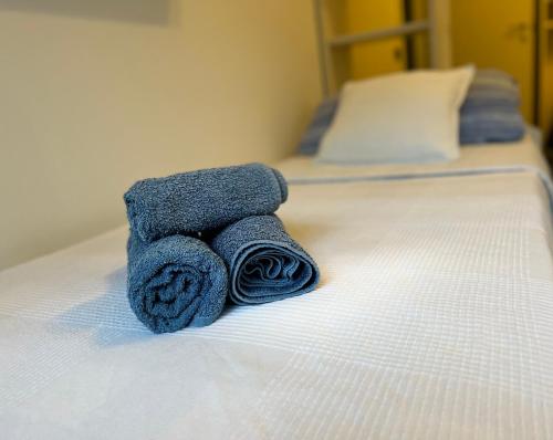 斯波托尔诺A 5 minuti dal mare - Dolphin Beach House的床上的一大堆毛巾