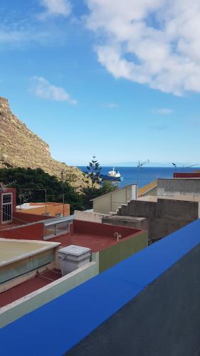 圣克鲁斯-德特内里费Casa Tortuga的从建筑屋顶上可欣赏到海景