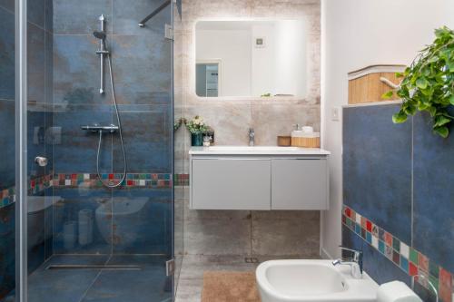 奥拉迪亚Talida's apartment colorful and brightnes的一间带水槽和淋浴的浴室