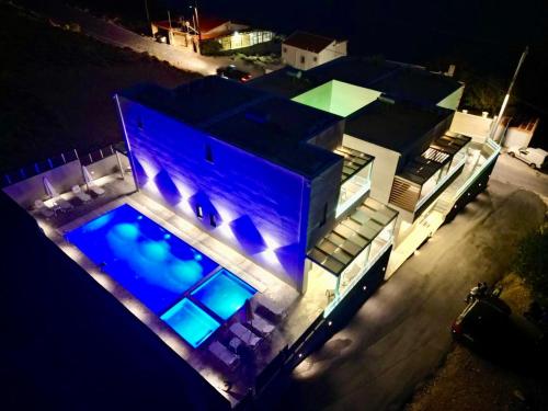 ParánimfoiCrete Southside Villas Tris Ekklisies的一座房子,在晚上前设有一个游泳池