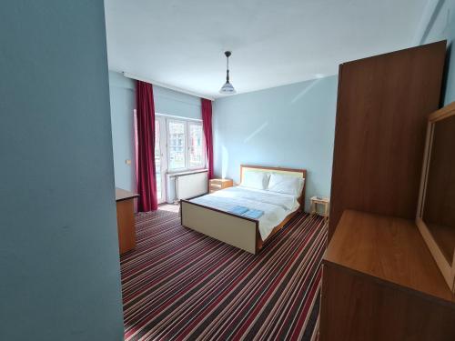 乌罗舍瓦茨Holiday的一间卧室设有一张床和一个大窗户