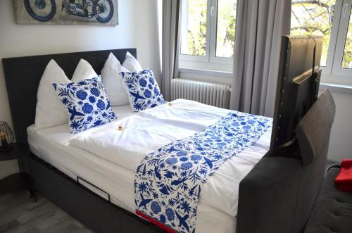 维也纳Apartman Favorita的一张带蓝色和白色枕头的床
