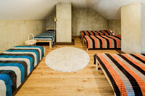 马鲁佩Marupes pirts的客厅配有两张床和地毯。