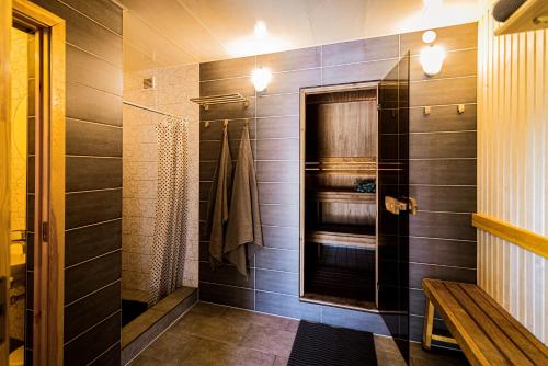 马鲁佩Marupes pirts的设有带步入式淋浴间和步入式淋浴间的浴室
