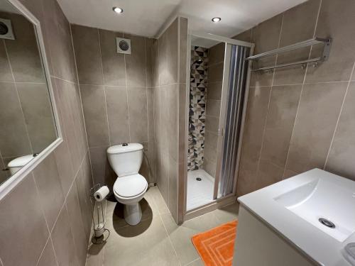 皮亚诺托利-卡尔达雷洛Chambres et tables d'hôtes Zélia & Jacques BERQUEZ的浴室配有卫生间、盥洗盆和淋浴。
