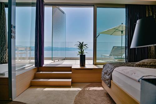 奥帕提亚Bevanda Hotel & Restaurant - Unique Adriatic的一间卧室配有一张床,享有海景