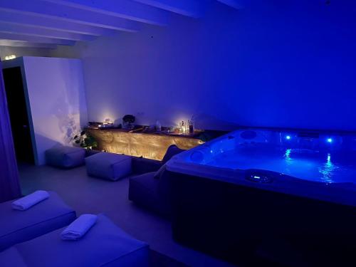 CarlinoAgriturismo Valle Ca' del Lovo的一间蓝色客房,房间内设有按摩浴缸