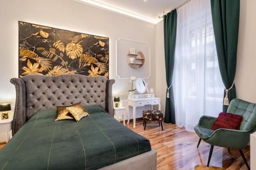 布达佩斯Premium Art Deco Apartment at Broadway // 4BDR & 3BR的一间卧室配有绿色的床和椅子