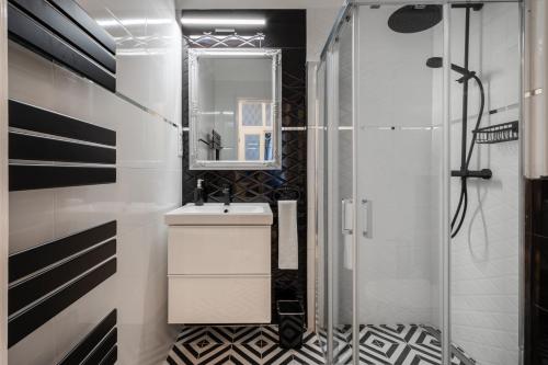 布达佩斯Premium Art Deco Apartment at Broadway // 4BDR & 3BR的一间带水槽和淋浴的浴室