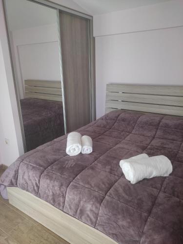 雅典Feel Like Home的一间卧室配有一张大床和毛巾