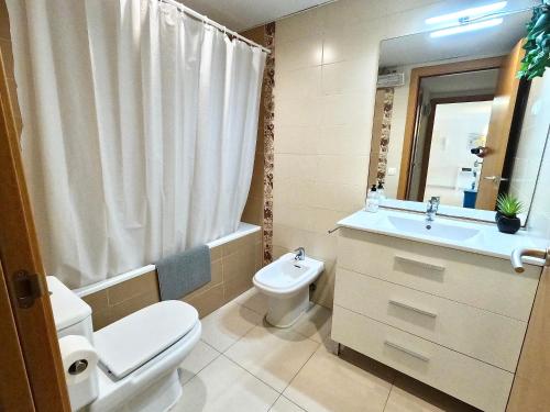 代尔特布雷Duplex RIO EBRO的一间带卫生间、水槽和镜子的浴室