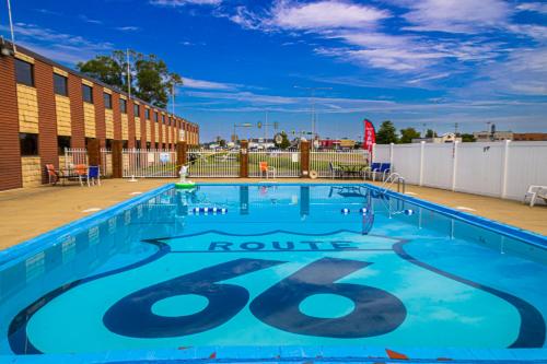斯普林菲尔德Route 66 Hotel, Springfield, Illinois的中间有一个带有路标的大型游泳池