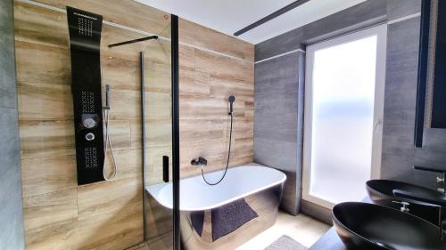 布达佩斯Diamond Luxury Apartment的一间带水槽和淋浴的浴室