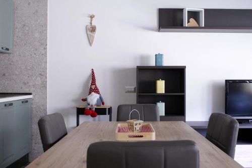 卡瓦莱塞IL CERVO - Dolomiti Affitti的客厅配有桌椅和电视。