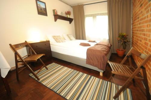 斯雷布纳古拉Centrum Turystyki Niekonwencjonalnej的卧室配有床、椅子和窗户。