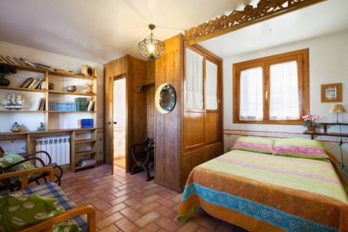 莫纳奇尔La Posada del Gato的一间卧室,卧室内配有一张床和一把椅子