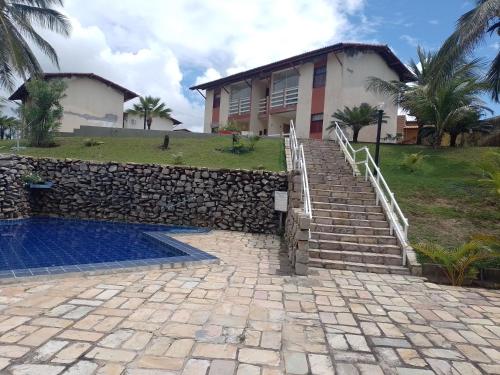 尼西亚弗洛雷斯塔Condomínio Mar de Búzios的一座房子,设有通往游泳池的石阶