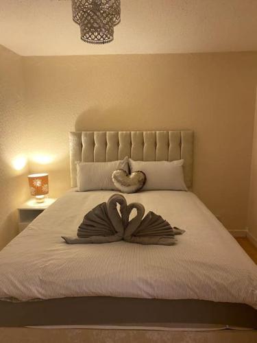 法夫3 bedroom home-inverkeithing的一张大床,上面有心形毛巾