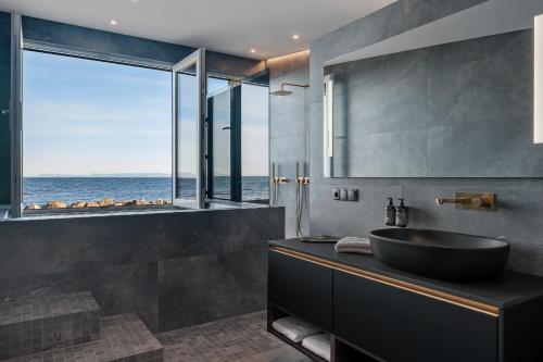 GardurBay View Apartments的设有带水槽的浴室,享有海景
