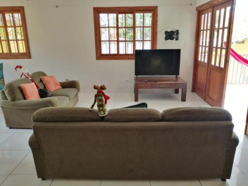 下博克特Gaia Lodge的客厅配有2张沙发和1台平面电视