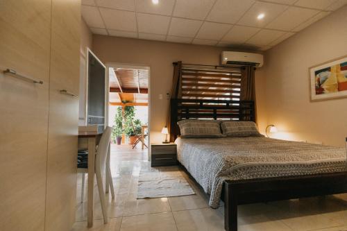 棕榈滩布巴里公寓的一间卧室配有一张带木制床头板的床