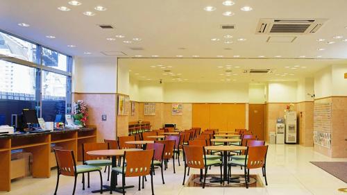 仙台Toyoko Inn Sendai eki Nishi guchi Chuo的自助餐厅内带桌椅的餐厅