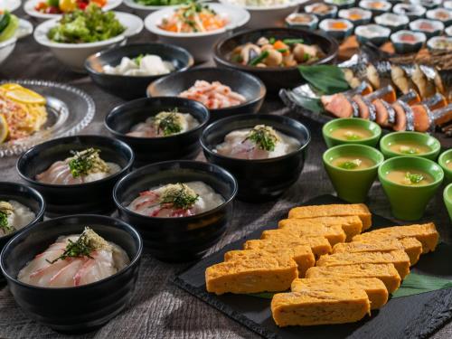 淡路KAMENOI HOTEL Awajishima的桌子上放着各种食物的碗