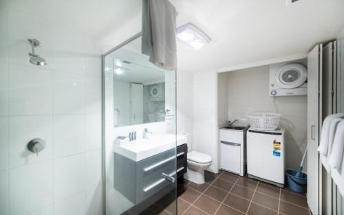 堪培拉堪培拉世纪公寓的一间带水槽、卫生间和镜子的浴室